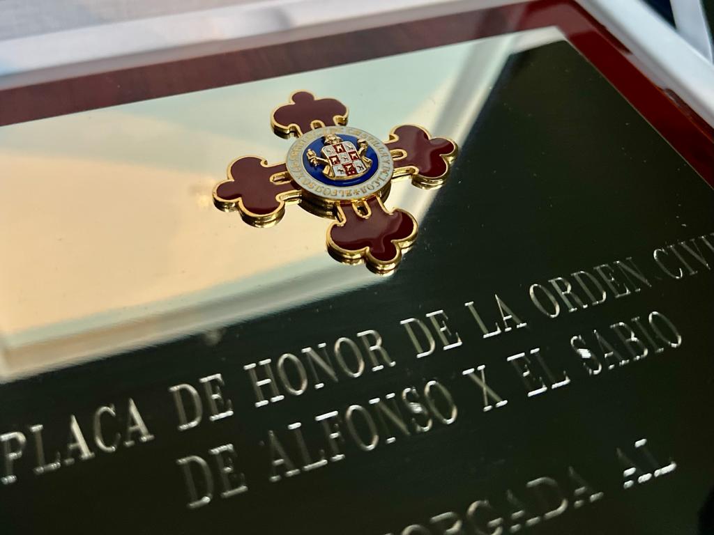 Representantes del IES La Rábida durante el acto de entrega