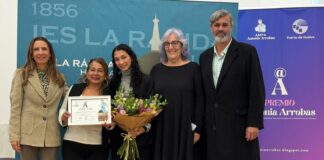 Estefanía Suárez Soto recibe el premio Antonia Arrobas 2025 en un acto emotivo en el IES La Rábida